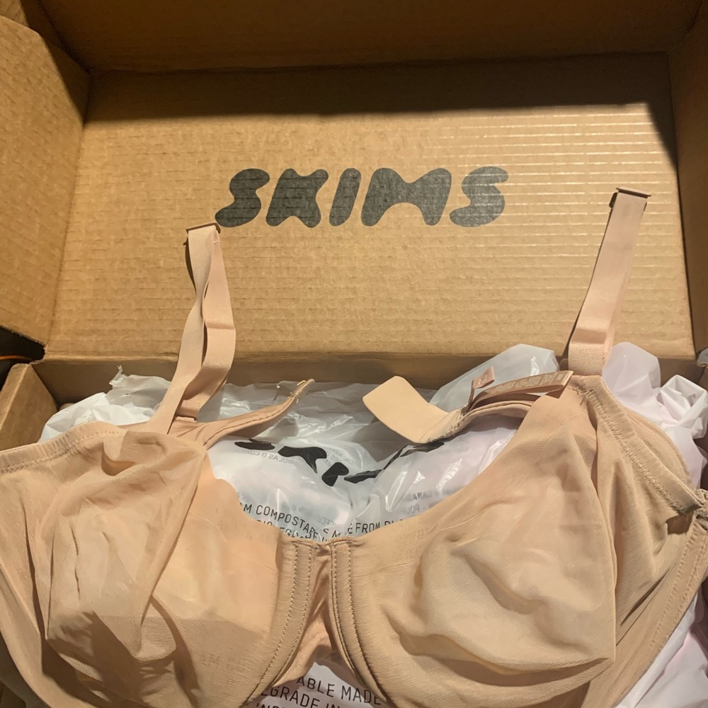 I’m selling 4 Skims bras together as a bundle, all 36DD (36E). Colors as shown. - Picture 16 of 16